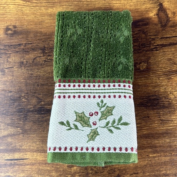 Green Holiday Towel with Holly Design - Picture 4 of 6